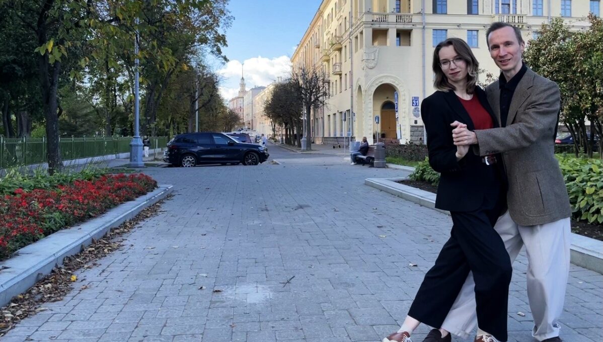 Мужчина и женщина танцуют парный танец блюз на улице в Минске